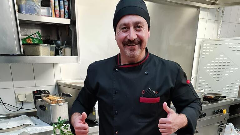Hasan Güzel - Hasan Güzel bei der Arbeit in der Küche Hasan Güzel - Hasan Güzel bei der Arbeit in der Küche