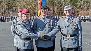 Generalmajor Olaf Rohde (Mitte) übergibt das Kommando über die Infanterieschule von Brigadegeneral Michael Matz (rechts) an Brigadegeneral Andreas Steinhaus (links).       -  Generalmajor Olaf Rohde (Mitte) übergibt das Kommando über die Infanterieschule von Brigadegeneral Michael Matz (rechts) an Brigadegeneral Andreas Steinhaus (links).