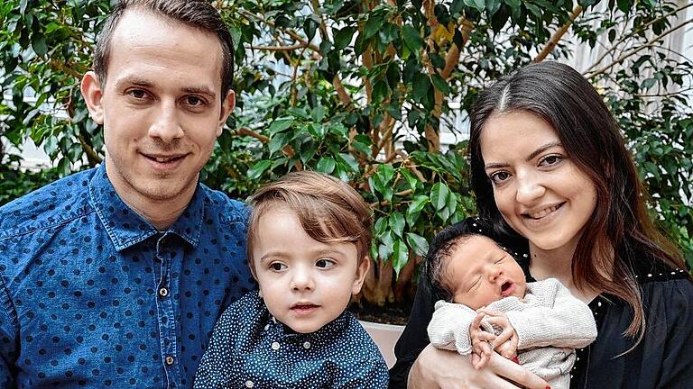 Roko kam am 4. Februar um 7.36 Uhr im Bad Neustädter Krankenhaus zur Welt. Nach Lino (2) ist es das zweite Kind für HSC-Handballer Vilim Leskovec (24) und seine Frau Charlotte (23). Der Kleine brachte 3600 Gramm auf die Waage, verteilt auf 56 Zentimeter Körpergröße. Die Familie lebt in Bad Neustadt. In Verbundenheit mit Papas Heimat hat Roko genauso wie sein größerer Bruder einen kroatischen Namen bekommen. Dass beide einmal Handballer werden, steht für den stolzen Papa schon fest.FOTO: Karin Nerche-Wolf