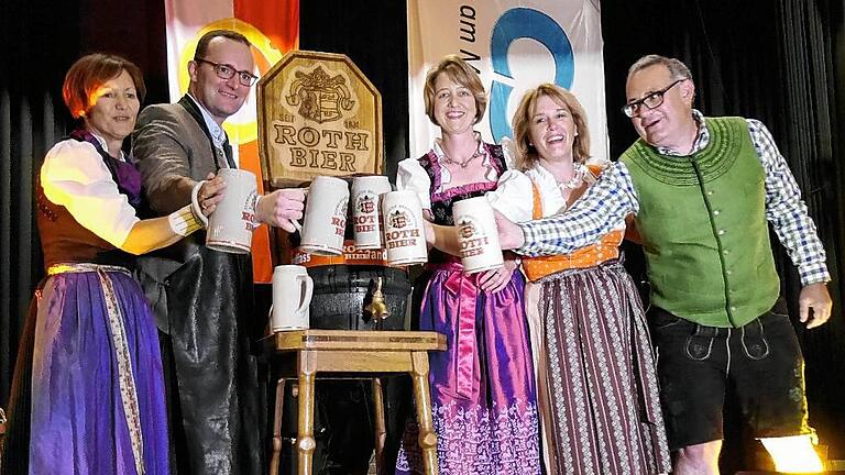 Ozapft is: Vizelandrätin Christine Bender, Finanzstaatssekretär Jens Spahn, MdB Anja Weisgerber, die Frauenunionsvorsitzende Martina Gießübel sowie CSU-Kreischef Stefan Funk beim Prosit in der Kulturhalle. Ozapft is: Vizelandrätin Christine Bender, Finanzstaatssekretär Jens Spahn, MdB Anja Weisgerber, die Frauenunionsvorsitzende Martina Gießübel sowie CSU-Kreischef Stefan Funk beim Prosit in der Kulturhalle.