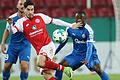 FSV Mainz 05 - Holstein Kiel       -  Der Mainzer Suat Serdar (l) versucht den Ball gegen den Kieler David Kinsombi zu behaupten.