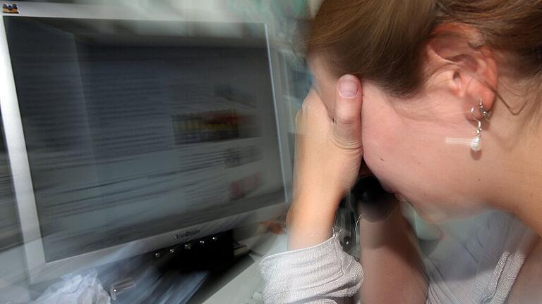Arbeitsministerin will Mitarbeiter vor Computer-Stress schützen - Es ist zum Verzweifeln: Seit Tagen, teilweise sogar seit mehreren Wochen, können zahlreiche Landkreisbewohner das Internet nicht mehr nutzen, auch Geschäftsleute und Betriebe sind betroffen. Symbolfoto: Oliver Beg, dpa Arbeitsministerin will Mitarbeiter vor Computer-Stress schützen - Es ist zum Verzweifeln: Seit Tagen, teilweise sogar seit mehreren Wochen, können zahlreiche Landkreisbewohner das Internet nicht mehr nutzen, auch Geschäftsleute und Betriebe sind betroffen. Symbolfoto: Oliver Beg, dpa