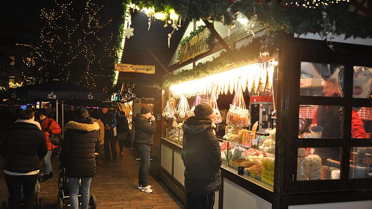 Mandeln und Magenbrot: Einen Tag vor Nikolaus startete der Marktheidenfelder Weihnachtsmarkt im vergangenen Jahr. Mandeln und Magenbrot: Einen Tag vor Nikolaus startete der Marktheidenfelder Weihnachtsmarkt im vergangenen Jahr.