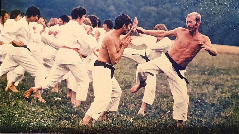 Kein Gramm Fett zuviel: Udo Hofer (rechts) 1972 beim Trainingscamp des KV Schweinfurt im Steigerwald. Kein Gramm Fett zuviel: Udo Hofer (rechts) 1972 beim Trainingscamp des KV Schweinfurt im Steigerwald.
