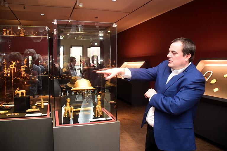 Peter Liaunig führte in die Ausstellung 'Das Gold der Akan' ein. Peter Liaunig führte in die Ausstellung 'Das Gold der Akan' ein.