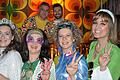 Die Macherinnen der Aidhäuser Party zum Altweiberfasching und im Hintergrund die DJs.