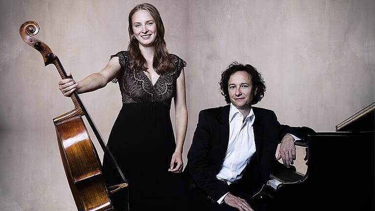 Überzeugender Konzertabend im Theater: Das Quintett mit Martin Helmchen (Klavier, rechts), Carolin Widmann (Violine), David McCaroll (Violine), Pauline Sachse (Viola), Marie-Elisabeth Hecker (Violoncello, rechts). Überzeugender Konzertabend im Theater: Das Quintett mit Martin Helmchen (Klavier, rechts), Carolin Widmann (Violine), David McCaroll (Violine), Pauline Sachse (Viola), Marie-Elisabeth Hecker (Violoncello, rechts).
