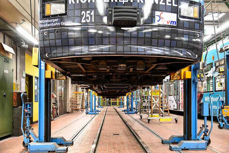 Eine Straßenbahn hängt in der Luft. Eine Straßenbahn hängt in der Luft.