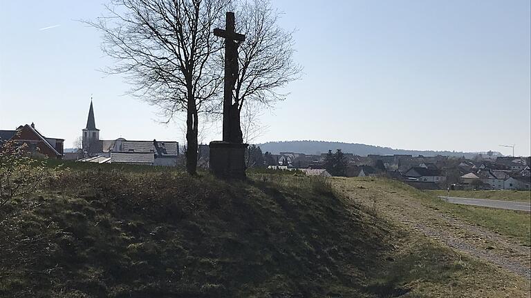 An dieser Stelle standen die amerikanischen Panzer und schossen auf Rödelmaier: In der Mitte das Schulkreuz, links der Kirchturm, der Einschusslöcher aufwies, und rechts im Hintergrund der Wald 'Schindtann', in den Rödelmairer und Soldaten flüchteten und dort beschossen wurden. An dieser Stelle standen die amerikanischen Panzer und schossen auf Rödelmaier: In der Mitte das Schulkreuz, links der Kirchturm, der Einschusslöcher aufwies, und rechts im Hintergrund der Wald 'Schindtann', in den Rödelmairer und Soldaten flüchteten und dort beschossen wurden.