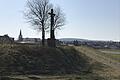 An dieser Stelle standen die amerikanischen Panzer und schossen auf Rödelmaier: In der Mitte das Schulkreuz, links der Kirchturm, der Einschusslöcher aufwies, und rechts im Hintergrund der Wald 'Schindtann', in den Rödelmairer und Soldaten flüchteten und dort beschossen wurden.