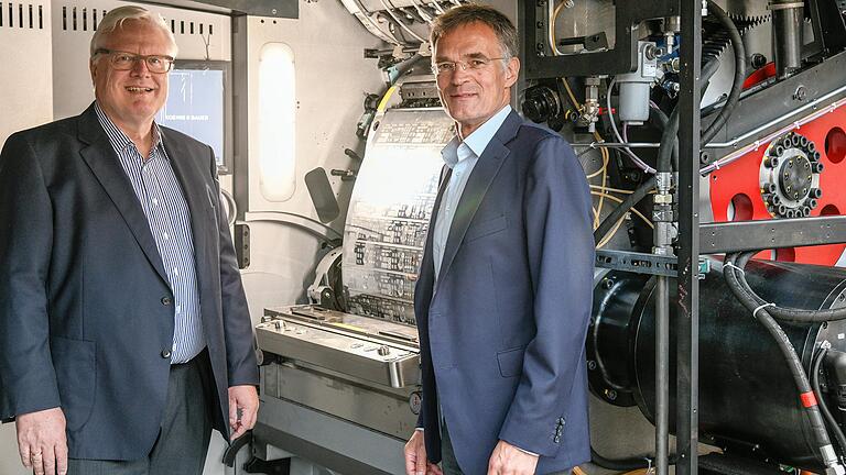 Stabwechsel bei der Koenig & Bauer AG: Vorstandschef Claus Bolza-Schünemann (rechts), der in den Ruhestand geht, und sein Nachfolger Andreas Pleßke im Würzburger Werk an einer neuen Druckmaschine für Banknoten. Stabwechsel bei der Koenig & Bauer AG: Vorstandschef Claus Bolza-Schünemann (rechts), der in den Ruhestand geht, und sein Nachfolger Andreas Pleßke im Würzburger Werk an einer neuen Druckmaschine für Banknoten.