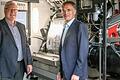 Stabwechsel bei der Koenig &amp; Bauer AG: Vorstandschef Claus Bolza-Schünemann (rechts), der in den Ruhestand geht, und sein Nachfolger Andreas Pleßke im Würzburger Werk an einer neuen Druckmaschine für Banknoten.