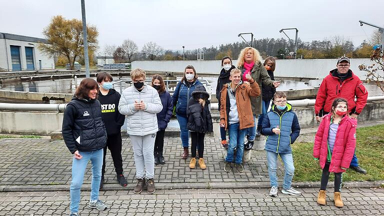 Die Schüler von der Offenen Ganztagesschule Modoclub am Belebungsbecken&nbsp;der Kläranlage&nbsp; Retzbach.