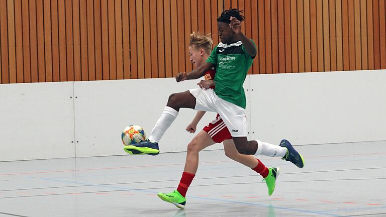 Samuel Maluta vom SV Heidingsfeld (vorne) nimmt seinem Gegenspieler von Union Berlin mit vollem Einsatz den Ball ab. Samuel Maluta vom SV Heidingsfeld (vorne) nimmt seinem Gegenspieler von Union Berlin mit vollem Einsatz den Ball ab.