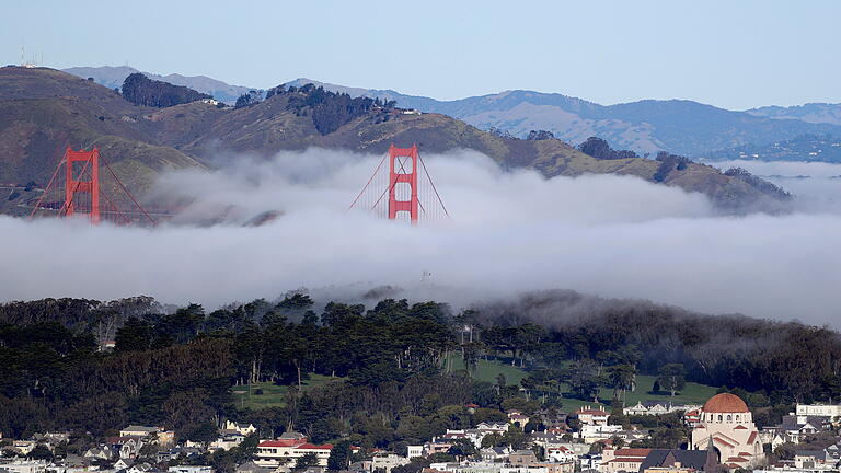 Golden Gate Bridge im Nebel.jpeg       -  San Francisco ist das Traumziel von Millionen Touristen. Doch die Stadt hat mit vielen Problemen zu kämpfen.