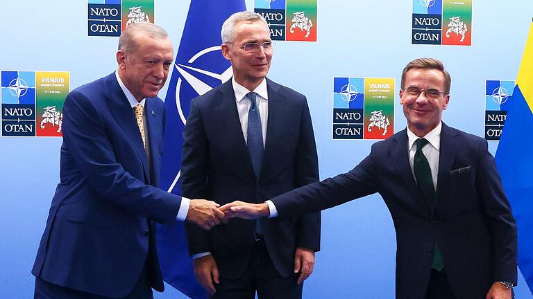 Erdogan, Stoltenberg, Kristersson.jpeg - Der türkische Präsident Recep Tayyip Erdogan (links) und der schwedische Regierungschef Ulf Kristersson (rechts) reichen sich im Beisein von Nato-Generalsekretär Jens Stoltenberg die Hände. Erdogan, Stoltenberg, Kristersson.jpeg - Der türkische Präsident Recep Tayyip Erdogan (links) und der schwedische Regierungschef Ulf Kristersson (rechts) reichen sich im Beisein von Nato-Generalsekretär Jens Stoltenberg die Hände.
