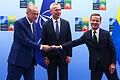 Erdogan, Stoltenberg, Kristersson.jpeg       -  Der türkische Präsident Recep Tayyip Erdogan (links) und der schwedische Regierungschef Ulf Kristersson (rechts) reichen sich im Beisein von Nato-Generalsekretär Jens Stoltenberg die Hände.