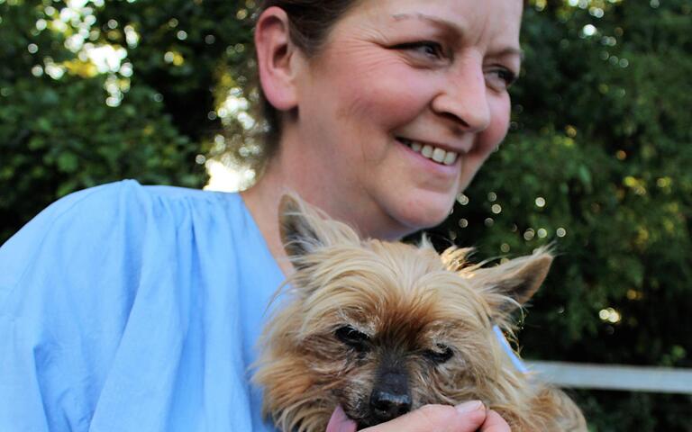 Als Timmys Herrchen starb, fand der kleine Hund bei Simone Dietrich eine neue Heimat. Als Timmys Herrchen starb, fand der kleine Hund bei Simone Dietrich eine neue Heimat. 