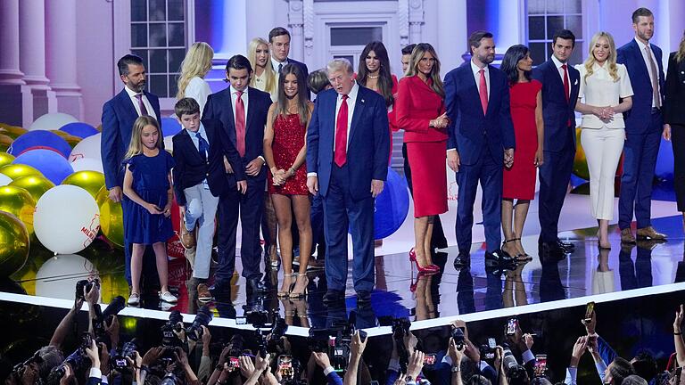 Wahlkampf in den USA - Parteitag der Republikaner - Der Auftritt des Präsidentschaftskandidaten mit seiner Familie ist der traditionelle Abschluss eines Parteitags. Wahlkampf in den USA - Parteitag der Republikaner - Der Auftritt des Präsidentschaftskandidaten mit seiner Familie ist der traditionelle Abschluss eines Parteitags.