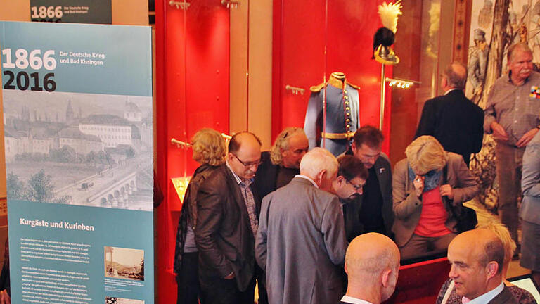 Die Ausstellung zum Krieg von 1866 im Museum Obere Saline in Bad Kissingen - hier ein Bild von der Eröffnung - wird von Vorträgen begleitet. Foto: Werner Vogel       -  Die Ausstellung zum Krieg von 1866 im Museum Obere Saline in Bad Kissingen - hier ein Bild von der Eröffnung - wird von Vorträgen begleitet. Foto: Werner Vogel