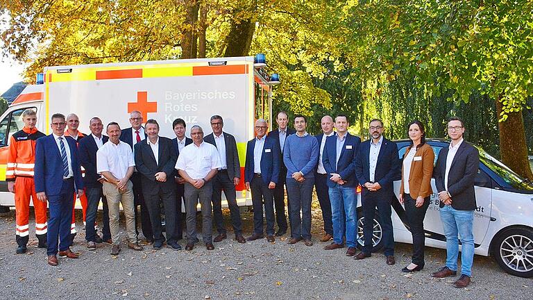 Die Referenten des Angel-Workshops mit den Gästen an der Wandelhalle in Bad Neustadt. Hier wurde die enge Zusammenarbeit zwischen dem Rhön-Klinikum-Campus Campus und dem BRK-Kreisverband sowie dem Malteser-Hilfsdienst deutlich. Die Referenten des Angel-Workshops mit den Gästen an der Wandelhalle in Bad Neustadt. Hier wurde die enge Zusammenarbeit zwischen dem Rhön-Klinikum-Campus Campus und dem BRK-Kreisverband sowie dem Malteser-Hilfsdienst deutlich.