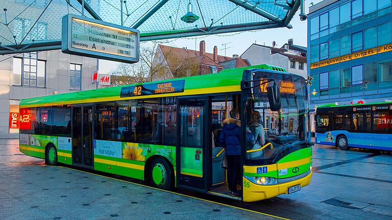 Schaeffler-Betriebsrat zu Busfahrplänen: Schichtarbeiter sind benachteiligt - Kritik am neuen Busfahrplan übt jetzt auch der Betriebsrat von Schaeffler. Durch die Streichung von Linien seien Berufstätige, vor allem Schichtarbeiter, benachteiligt. Schaeffler-Betriebsrat zu Busfahrplänen: Schichtarbeiter sind benachteiligt - Kritik am neuen Busfahrplan übt jetzt auch der Betriebsrat von Schaeffler. Durch die Streichung von Linien seien Berufstätige, vor allem Schichtarbeiter, benachteiligt.