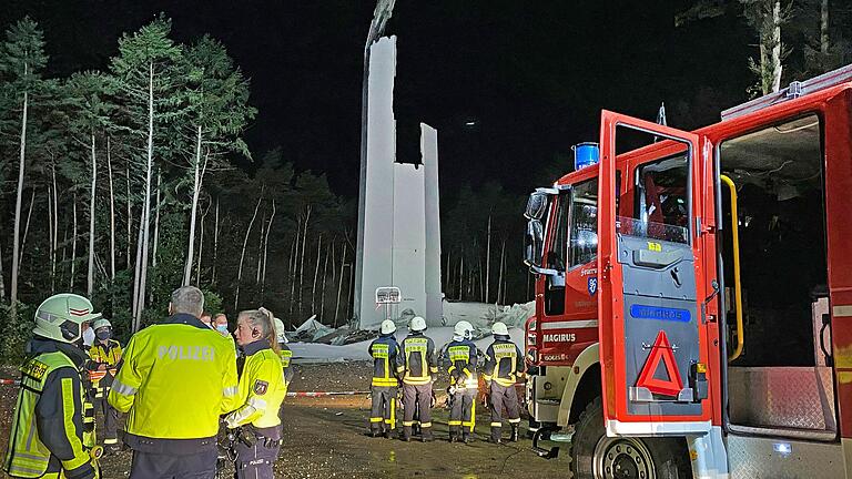 Ein Einsturz eines Windrades wie in Haltern vergangene Woche (Archivbild) soll sich nicht wiederholen. Bis die Ursache des Zusammenbruchs gefunden ist, wird der Windpark bei Fuchsstadt (Lkr. Bad Kissingen), für den das gleiche Modell vorgesehen ist, nicht fertiggestellt. Ein Einsturz eines Windrades wie in Haltern vergangene Woche (Archivbild) soll sich nicht wiederholen. Bis die Ursache des Zusammenbruchs gefunden ist, wird der Windpark bei Fuchsstadt (Lkr. Bad Kissingen), für den das gleiche Modell vorgesehen ist, nicht fertiggestellt. 