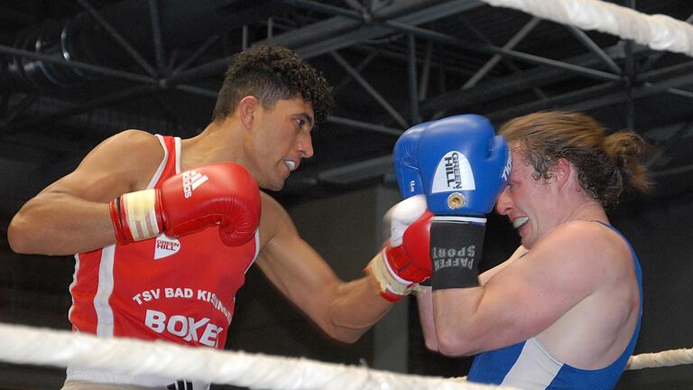 Unser Bild zeigt Mohammad Shadab (links) vom TSV Bad Kissingen im Kampf gegen Alec Hope vom BC Memmingen. Fotos: Hartmut Heß       -  Unser Bild zeigt Mohammad Shadab (links) vom TSV Bad Kissingen im Kampf gegen Alec Hope vom BC Memmingen. Fotos: Hartmut Heß