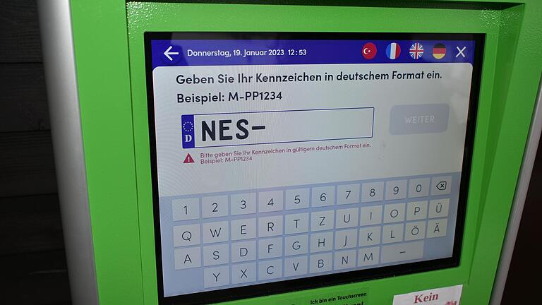 Die Eingabe des Kennzeichens ist elementar am neuen Parkautomaten. Nach den Ortsbuchstaben muss zwingend ein Bindestrich eingegeben werden. Die Eingabe des Kennzeichens ist elementar am neuen Parkautomaten. Nach den Ortsbuchstaben muss zwingend ein Bindestrich eingegeben werden.