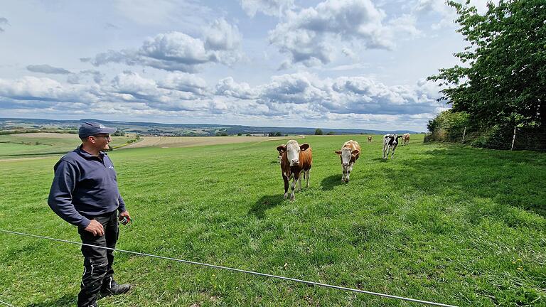 Landwirt Roland Wehner  weiß die Herde hinter dem Zaun vor dem Wolf einigermaßen geschützt.       -  Landwirt Roland Wehner  weiß die Herde hinter dem Zaun vor dem Wolf einigermaßen geschützt.