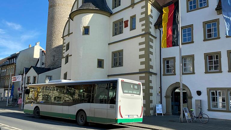 Die Ausgaben für den ÖPNV im Landkreis Kitzingen haben sich in den vergangenen Jahren und Jahrzehnten vervielfacht. Die Ausgaben für den ÖPNV im Landkreis Kitzingen haben sich in den vergangenen Jahren und Jahrzehnten vervielfacht.