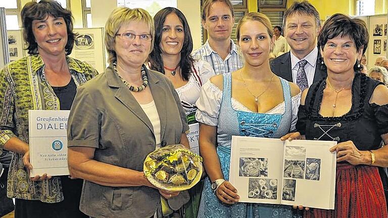 Frauen hatten bei der Übergabe des Greusemer Dialektbuches das Sagen (von links): Dr. Monika Fritz-Scheuplein, stellvertretende Landrätin Elisabeth Schäfer, Julia Hessenauer, Burkard Reuther, Simone Bingel, Thomas Rützel und Karin Kuhn.