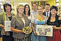 Frauen hatten bei der Übergabe des Greusemer Dialektbuches das Sagen (von links): Dr. Monika Fritz-Scheuplein, stellvertretende Landrätin Elisabeth Schäfer, Julia Hessenauer, Burkard Reuther, Simone Bingel, Thomas Rützel und Karin Kuhn.
