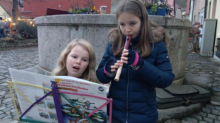 Die Chorsängerin Eva und die Flötenspielerin Vicky bessern auf dem Weihnachtsmarkt in Sommerhausen ihr Taschengeld auf. Einen Teil ihrer Einnahmen wollen sie spenden. Die Chorsängerin Eva und die Flötenspielerin Vicky bessern auf dem Weihnachtsmarkt in Sommerhausen ihr Taschengeld auf. Einen Teil ihrer Einnahmen wollen sie spenden.