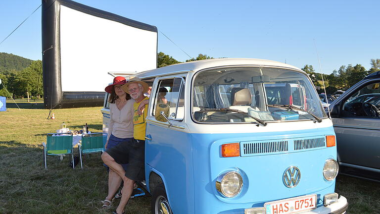 Die Einstimmung aufs Sommerfestival in Bad Bocklet ist gelungen: Bereits am Freitag, 28. Juni, lud Bayern 1 nämlich zahlreiche Fans der 1980er Jahre zum Autokino am Kurpark ein. Mehr als 300 Fahrzeuge rollten am Abend auf die Saalewiesen, darunter etliche Oldtimer. Zuerst gab's ein paar Film-trailer zu sehen. Dann endlich, gegen 22 Uhr, flimmerte 'Dirty Dancing' über die Leinwand.