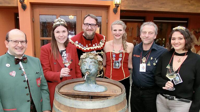 Am Weinbrunnen (von links): Zugleiter Udo Feldinger, Weinkönigin Carolin Meyer, das Giemaulpaar Stefan IV. und Sina I., Winzer Stefan Fesel und Weinprinzessin Anni Dietz. Am Weinbrunnen (von links): Zugleiter Udo Feldinger, Weinkönigin Carolin Meyer, das Giemaulpaar Stefan IV. und Sina I., Winzer Stefan Fesel und Weinprinzessin Anni Dietz.