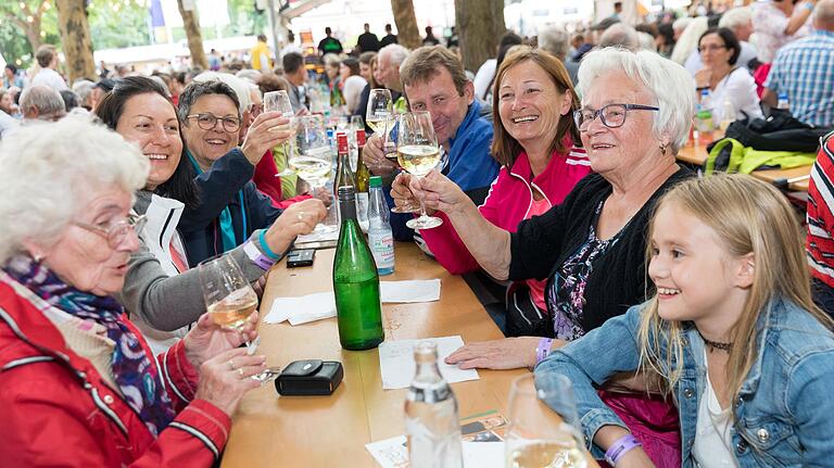 Schön war's: Besucher des Weinfestes in Volkach prosten sich im August 2019 ungezwungen zu. Man muss kein Prophet sein, um vorherzusagen, dass solche Szenen auch in diesem Jahr kaum vorstellbar sein werden – selbst wenn das Weinfest stattfinden kann.