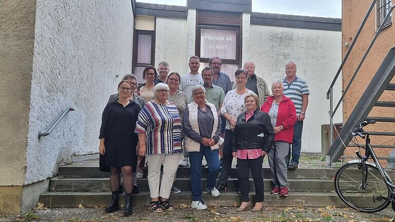  Im Bild (von links): Vordere Reihe: Monja Kirchner, Marianne Prowald, Rita Kirst, Thekla Schlick; dahinter: Marion Laudenbach, Renate Reichard, Thomas Niedermeier, Silvia Ebert, Gerdi Schmitt; hintere Reihe: Angelika Kirchner, Jürgen und Lius Kirchner, Thomas Deppert und Alexander Krug, Hermann Schmitt. Auf dem Bild fehlen Inge Hertwig, Günther Siebenbürger und Rudi Kirst, Roland Schwab und Barbara Mantel Im Bild (von links): Vordere Reihe: Monja Kirchner, Marianne Prowald, Rita Kirst, Thekla Schlick; dahinter: Marion Laudenbach, Renate Reichard, Thomas Niedermeier, Silvia Ebert, Gerdi Schmitt; hintere Reihe: Angelika Kirchner, Jürgen und Lius Kirchner, Thomas Deppert und Alexander Krug, Hermann Schmitt. Auf dem Bild fehlen Inge Hertwig, Günther Siebenbürger und Rudi Kirst, Roland Schwab und Barbara Mantel
