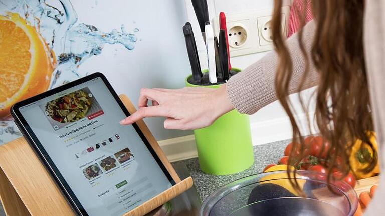 Voilà, ein Kochbuch: Das Tablet in einer seiner Paraderollen. Foto: Christin Klose/dpa-tmn - Nach Rezept kochen: Hilft das jetzt oder stört das nur? Voilà, ein Kochbuch: Das Tablet in einer seiner Paraderollen. Foto: Christin Klose/dpa-tmn - Nach Rezept kochen: Hilft das jetzt oder stört das nur?