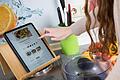 Voilà, ein Kochbuch: Das Tablet in einer seiner Paraderollen. Foto: Christin Klose/dpa-tmn       -  Nach Rezept kochen: Hilft das jetzt oder stört das nur?