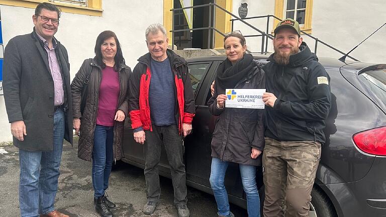 Freude über den erfolgreichen Einstieg ins neue Integrationsprojekt 'Mikrokredite' mit dadurch ermöglichter freudiger Autoübergabe: Schatzmeister Matthias Henneberger, die neuen Autobesitzer Svitlana und Volodymyr Klymenko, sowie die beiden Vorsitzenden des Helferkreis Michelle Orend und Dima Weber (von links nach rechts). Freude über den erfolgreichen Einstieg ins neue Integrationsprojekt 'Mikrokredite' mit dadurch ermöglichter freudiger Autoübergabe: Schatzmeister Matthias Henneberger, die neuen Autobesitzer Svitlana und Volodymyr Klymenko, sowie die beiden Vorsitzenden des Helferkreis Michelle Orend und Dima Weber (von links nach rechts).