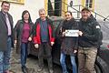 Freude über den erfolgreichen Einstieg ins neue Integrationsprojekt 'Mikrokredite' mit dadurch ermöglichter freudiger Autoübergabe: Schatzmeister Matthias Henneberger, die neuen Autobesitzer Svitlana und Volodymyr Klymenko, sowie die beiden Vorsitzenden des Helferkreis Michelle Orend und Dima Weber (von links nach rechts).
