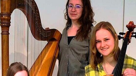 Das Trio bestehend aus Franka Böhm (Klarinette), Hannah Lichtinger (Harfe) und Annika Regelsberger (Cello) spielt eine Mischung aus Irish Folk, Balkanmusik und Klassikern der Klezmermusik.