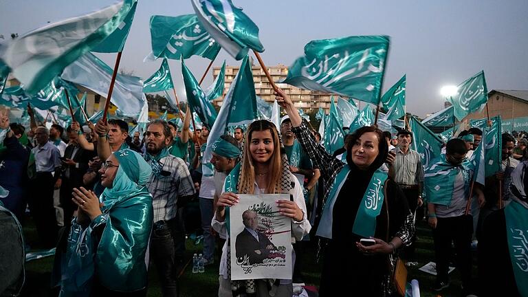 Präsidentenwahl im Iran - Anhänger von Peseschkian hoffen auf einen Wandel im Iran. (Archivbild) Präsidentenwahl im Iran - Anhänger von Peseschkian hoffen auf einen Wandel im Iran. (Archivbild)