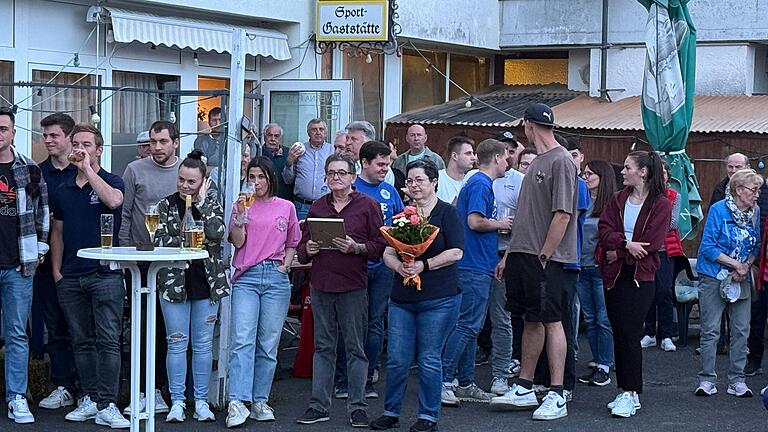 Die Kirchheimer Vereine verabschiedeten die Gastwirte Georg und Sophia Farmakis am vergangenen Samstag mit Geschenken und einem Ständchen. Die Kirchheimer Vereine verabschiedeten die Gastwirte Georg und Sophia Farmakis am vergangenen Samstag mit Geschenken und einem Ständchen.