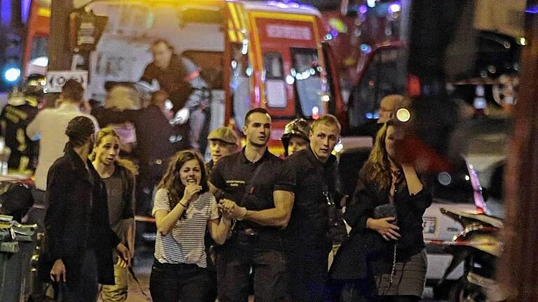 FRANCE-UNREST-ATTACK - Ein vergnüglicher Abend endete in abgrundtiefem Entsetzen: Überlebende Besucher wurden nach dem Massaker in der Konzerthalle Bataclan in Paris von Rettungskräften versorgt. FRANCE-UNREST-ATTACK - Ein vergnüglicher Abend endete in abgrundtiefem Entsetzen: Überlebende Besucher wurden nach dem Massaker in der Konzerthalle Bataclan in Paris von Rettungskräften versorgt.