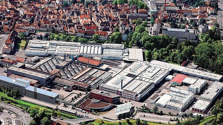 Die Bosch Rexroth AG investiert einen nach Unternehmensangaben niedrigen zweistelligen Millionenbetrag in eine neue Energieversorgungszentrale in Lohr. Der Umbau soll ohne Einschränkung der Produktion erfolgen, die Fertigstellung ist für Ende 2017 geplant. In der hier zu sehenden Fotomontage ist der Neubau links unten grau eingezeichnet. Die Bosch Rexroth AG investiert einen nach Unternehmensangaben niedrigen zweistelligen Millionenbetrag in eine neue Energieversorgungszentrale in Lohr. Der Umbau soll ohne Einschränkung der Produktion erfolgen, die Fertigstellung ist für Ende 2017 geplant. In der hier zu sehenden Fotomontage ist der Neubau links unten grau eingezeichnet.
