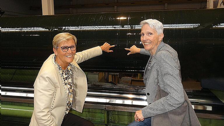 Ingrid Hunger (links) führt Stadträtin Ulrike Röder die extrem glatten Flächen der mit einem selbst entwickelten Honverfahren hergestellten Oberflächen vor. Ingrid Hunger (links) führt Stadträtin Ulrike Röder die extrem glatten Flächen der mit einem selbst entwickelten Honverfahren hergestellten Oberflächen vor.