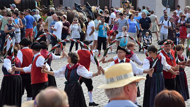Mit einem großen Festzug durch die Lohrer Innenstadt startete am Freitagnachmittag die Spessartfestwoche.