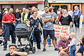 Mit gut 100 Personen demonstrierte die Initiative 'Eltern stehen auf' am Sonntag in Würzburg.